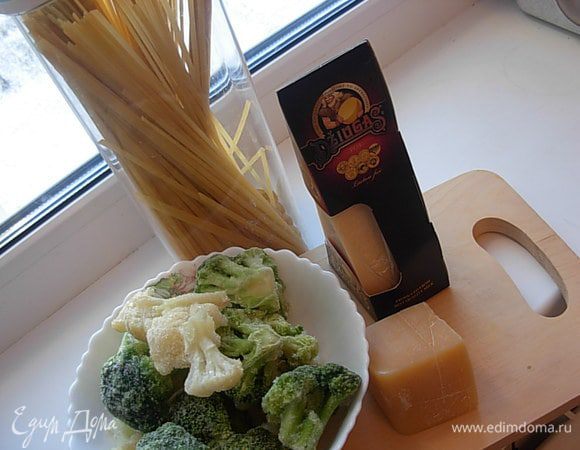 Поставить воду на плиту, посолить.
В кипящую воду положить Тальятелле и варить до готовности.
Слить воду.