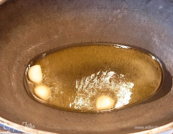 В сковороду налить масло и обжарить чеснок 2 минуты