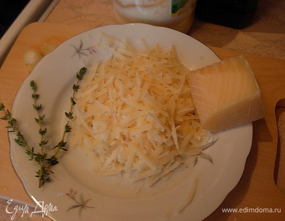 Пока тушатся овощи, натереть на терке сыр.