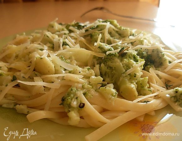 На тарелку выложить тальятелле, сверху соус.
 Все присыпать сыром и подавать.
Приятного аппетита!