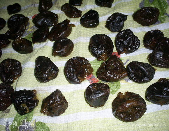 Чернослив сложите в кастрюлю, залейте кипятком, накройте крышкой и оставьте на 15 минут. Затем воду слейте, чернослив тщательно промойте. Выложите чернослив на чистое сухое полотенце и дайте просохнуть.
