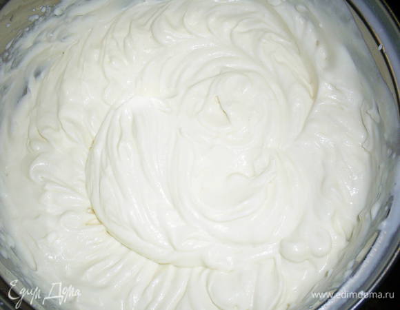 Для крема сметану взбейте с сахаром и ванилином до устойчивых пиков и полного растворения сахара.