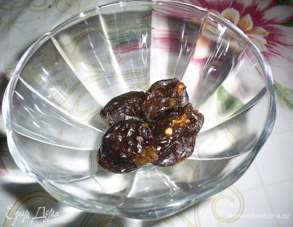 Возьмите креманки, на дно каждой выложите слой чернослива.