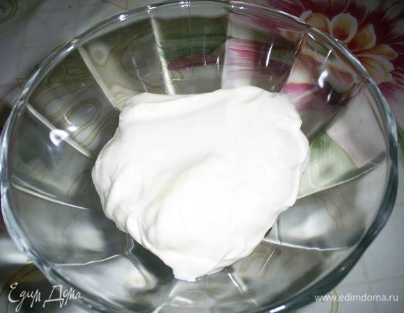 Затем — слой крема и так до верха креманки. Последним слоем должен быть крем.