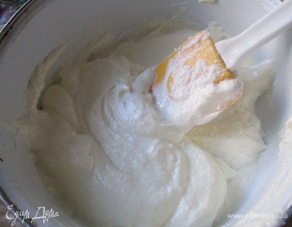 Отдельно взбить творог с сахаром и половиной сока лимона. Аккуратно вмешать белок в творожную массу.