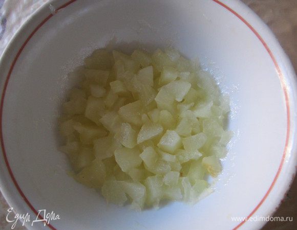 Яблоко нарезать мелкими кубиками, смешать с сахаром, оставшимся соком и цедрой лимона. Запекать в микроволновке (или духовке) до мягкости. Размять яблоки в пюре и остудить.