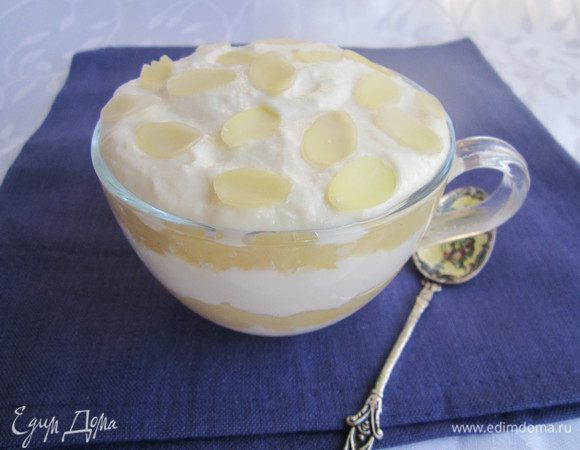 В креманки или стаканы слоями выкладывать творожную массу и яблочное пюре, немного миндальных лепестков. Приятного аппетита! 