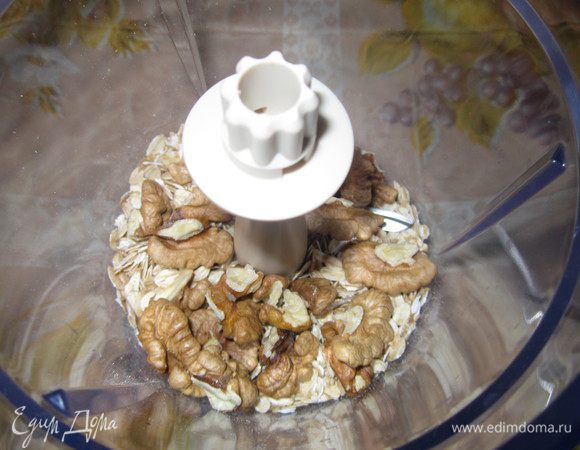 Овсяные хлопья и орехи измельчить в блендере. Добавить цельнозерновую муку, корицу, ванилин и перемешать. Вместо цельнозерновой муки у меня обычная мука. 