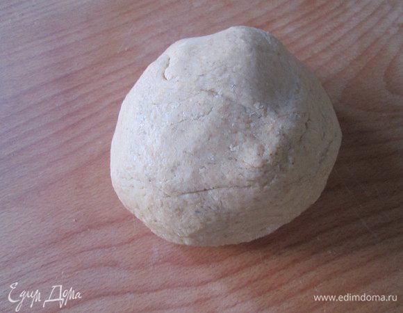 Замесить тесто. Если тесто недостаточно крутое, добавьте ещё муку. Раскатать тесто на бумаге для выпечки и вырезать кружки. 