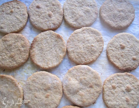 Выпекать печенье в заранее разогретой до 170 градусов духовке около 10 минут. 