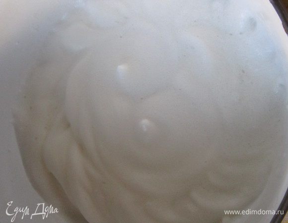 Для крема кусочки запечённой заранее тыквы, творог, сок и цедру половины апельсина взбить в блендере. Добавить мёд по вкусу. 