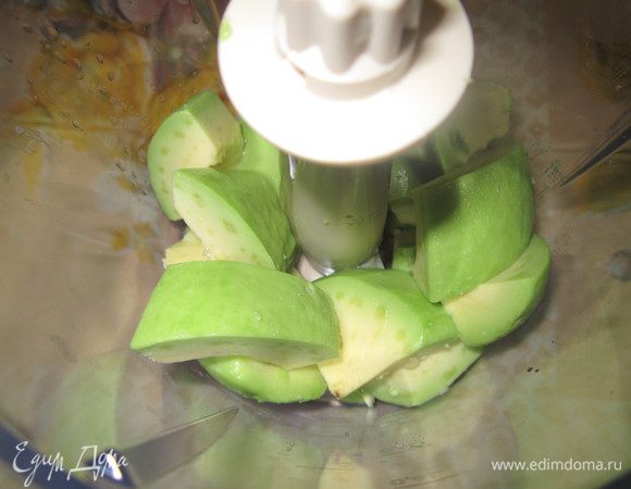 Авокадо почистить, порезать и измельчить в блендере. Очень важно, чтобы авокадо был мягким, иначе мусс может получиться с крупинками. 