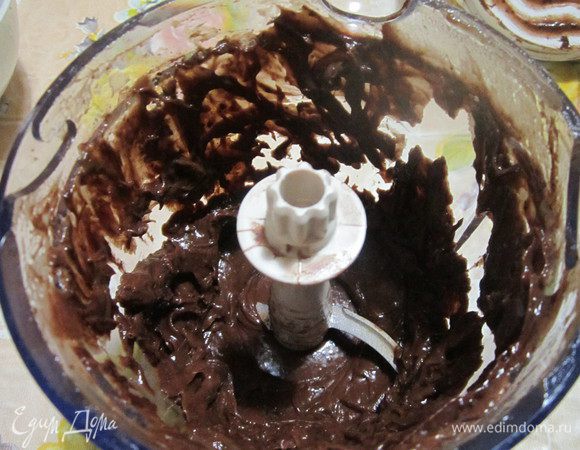 Добавить лимонный сок, мед, соль, ванилин и взбить. Количество мёда, лимонного сока добавляйте на ваш вкус. К получившейся массе добавить какао-порошок и еще раз все хорошо перемешать в блендере.