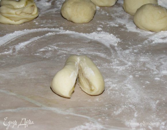 Затем на сложенном рулетике сделать продольный разрез от места сгиба до защипа.