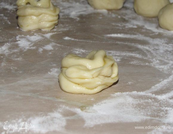 Концы разреза развести в стороны и скрепить на месте защипа. Получается нечто вроде розы из теста. Чем лучше тесто смазать маслом, тем рельефнее будут "лепестки".