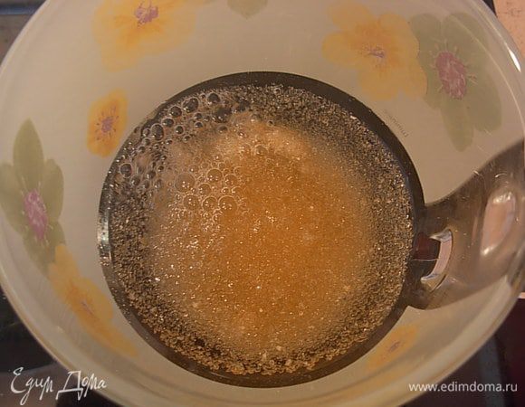 Желатин залить водой для набухания.