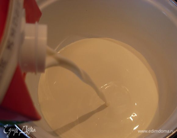 В сотейник налить сливки, поставить на плиту.