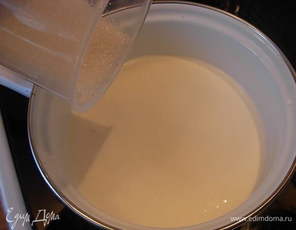 Всыпать сахар и довести до кипения, но не кипятить.
Снять с огня.