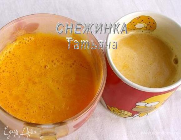 Выдавливаем сок из мякоти тыквы и апельсинов (у меня ушло для такого количества сока 2 апельсина). Соединяем их, добавляем оливковое масло и цедру апельсина.