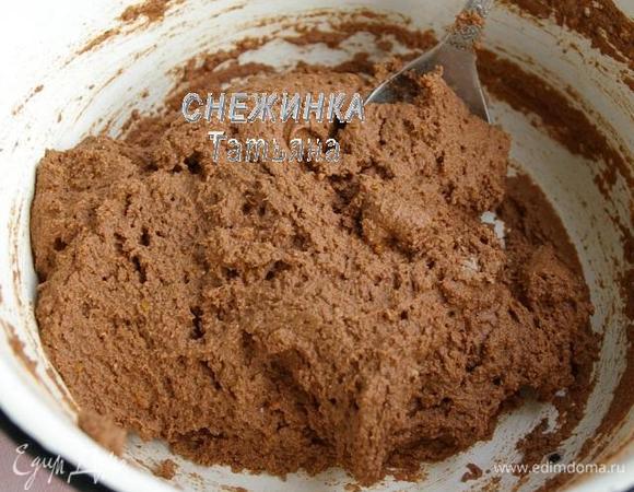 Вливаем в сухую смесь жидкие ингредиенты. Вымешиваем тесто ложкой. Оно получается густоватое, но не тяжёлое.