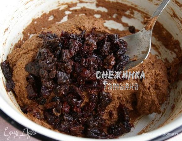 Сухофрукты измельчаем и добавляем в тесто. 