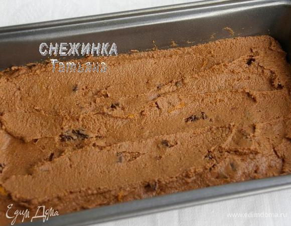 В прямоугольную форму для кекса выкладываем тесто, разравниваем. Форму ничем не смазываем!