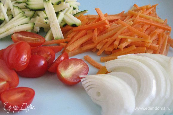 Подготовить овощи. Лук нарезать тонкими полукольцами, морковь соломкой, цукини небольшими брусочками, помидоры черри половинками.