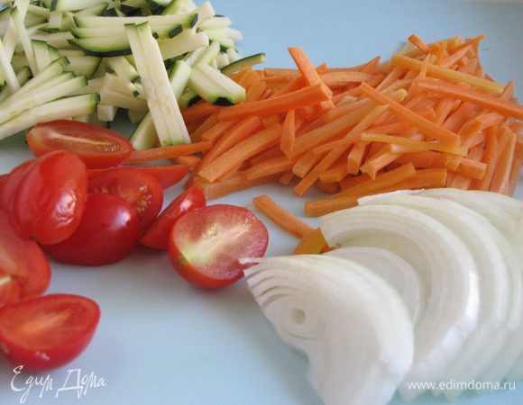 Подготовить овощи. Лук нарезать тонкими полукольцами, морковь соломкой, цукини небольшими брусочками, помидоры черри половинками.