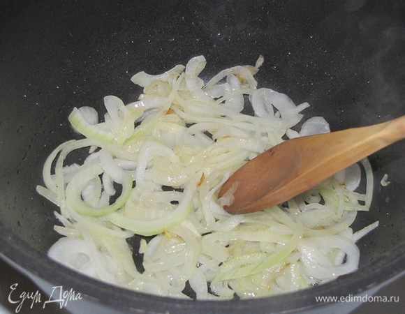 Разогреть в сотейнике оливковое масло и обжарить лук до мягкости.