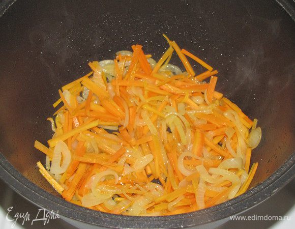 Добавить морковь и жарить еще 5-7 минут, помешивая.