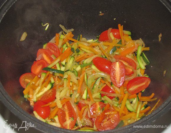 Добавить цукини, готовить все вместе еще 7 минут, под самый конец добавить помидорки черри.