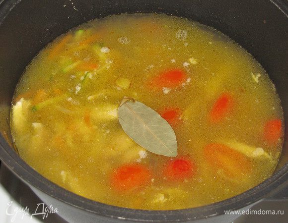 Пассерованные овощи с курицей залить бульоном, добавить лавровый лист, черный перец, если нужно подсолить. Закрыть крышкой и протушить 5 минут.