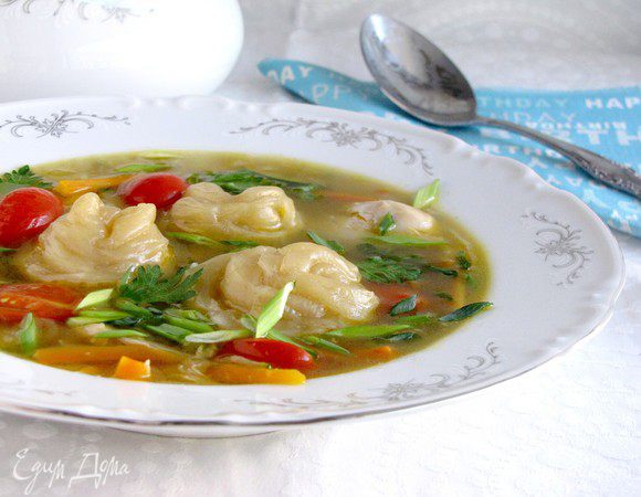 Выкладываем на тарелку клецки и заливаем вкусной ароматной подливой. Посыпаем нарезанным зеленым луком и петрушкой. Блюдо готово, можно пробовать.))) Приятного аппетита!