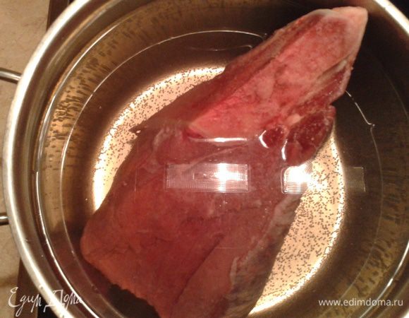 Налить в кастрюлю 4,5 л воды и выложить мясо.