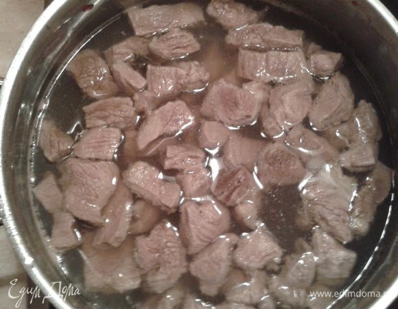 Доведите до кипения, убавьте огонь и варите 40 мин. (если варить на сильном огне, бульон получится мутным).
Снимайте периодически пенку. Сваренное мясо порежьте на кусочки и отправьте мясо обратно в бульон.