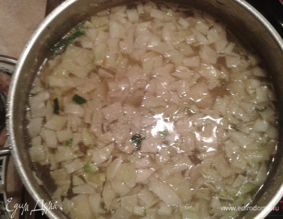 Нарежьте капусту, картофель и добавьте в бульон.