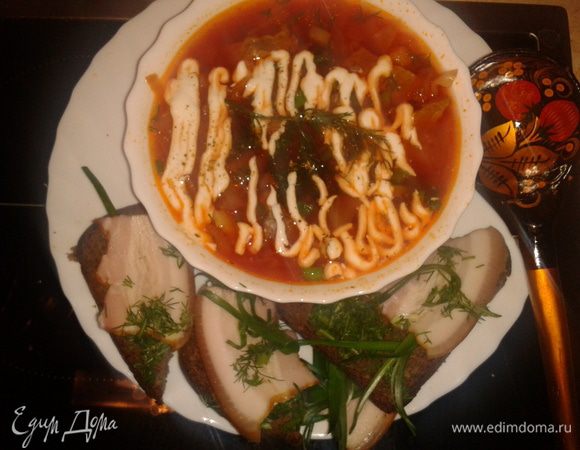 В бульон добавьте тушенные морковь, лук, свеклу, перец, соль, лавровый лист и варите до готовности. При подаче добавьте сметану.