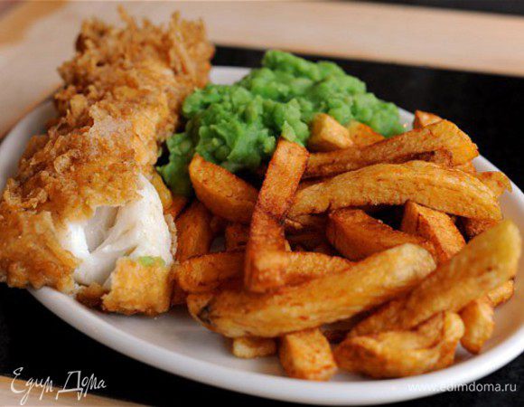 Перемешиваем муку с пивом (Эль), присаливаем и кляр готов.
Нарезаем рыбу на  одинаковые, порционные кусочки, перчим и солим. Каждый кусочек обваливаем в крахмале и опускаем в кляр, 