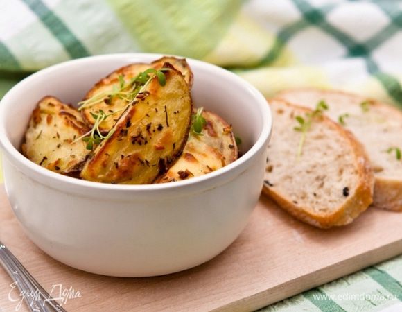 Вымыть картофель и травы. Чеснок очистить и порубить ножом. Травы обсушить бумажным полотенцем и также мелко порубить. Оливковое масло вылить в пиалу, добавить чеснок и травы. Дать настоятся 2 часа. 