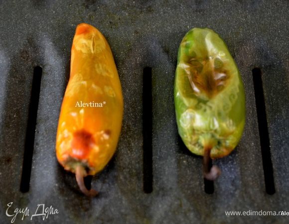 На гриле разогретом приготовим перцы халапеньо, обжарив со всех сторон примерно 5 мин.
Затем выложим их из гриля на блюдо и прикроем полотенцем, дадим постоять им. 
