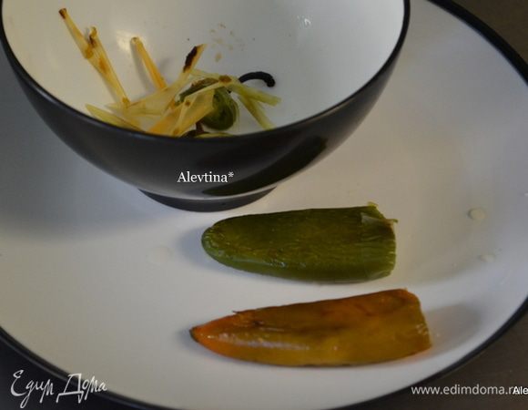 Затем очистим кожуру халапеньо, она будет сходить идеально и без проблем.
Как я уже упомянула в предисловии, если вам не нравится слишком острое, удалим семена от халапеньо тоже.