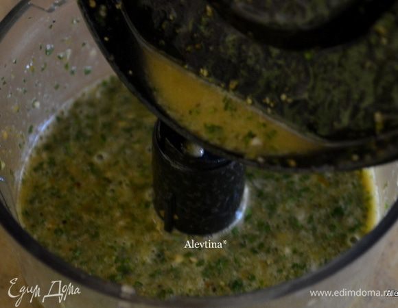 Все перечисленные ингредиенты, кроме говядины, сложим в фудпроцессор и порубим крупно. Добавим соль по вкусу и опять перемешаем.