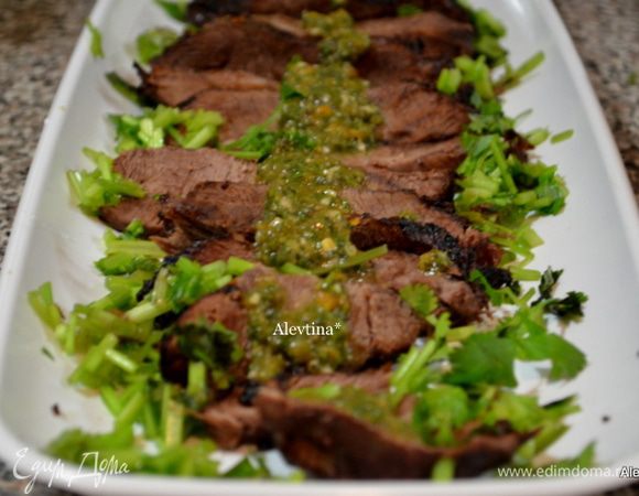 Предварительно слегка смажем кусок пашины готовым соусом Чимичурри.
Положим на гриль и готовим как любим - с кровью или  без. Можно просто в духовке примерно 25 мин. на 200°С.
Разрезаем говядину на тонкие кусочки и поливаем соусом. Подаем к столу, можно украсить зеленью.