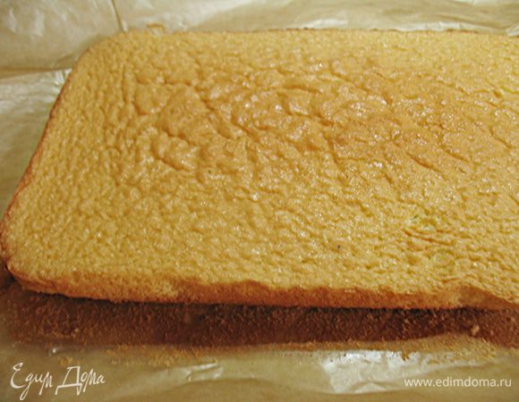 Начнем с бисквита. На паровой бане яйца с сахаром помешивая  прогреваем до 45 градусов. Снимаем с бани и взбиваем до пышности, масса должна увеличится втрое. Смешать и просеять муку с крахмалом. В яичную смесь аккуратно помешивая добавляем муку с крахмалом, мешаем с низу вверх. Форму застелить пергаментом и вылить тесто. Выпекаем в предварительно разогретой до 200 градусов духовке 15 минут. Бисквит охладить на решетке и оставить на сутки. 