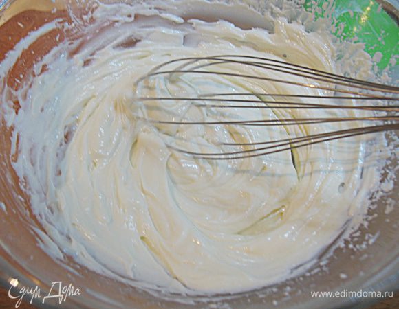 Сливочный сыр взбить с ванильным сахаром и сахарной пудрой. 