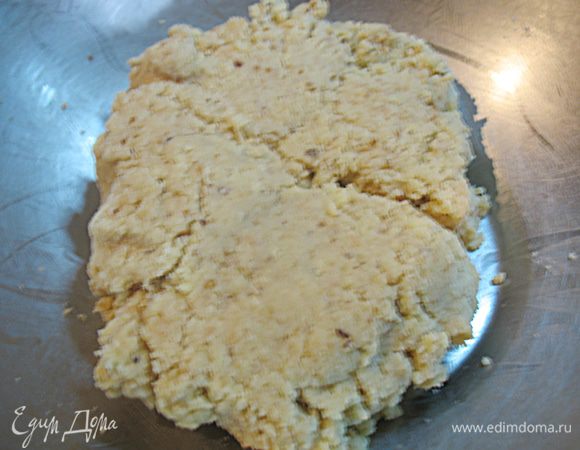 Добавляем сливочный крем к бисквитной крошке, хорошо перемешиваем.