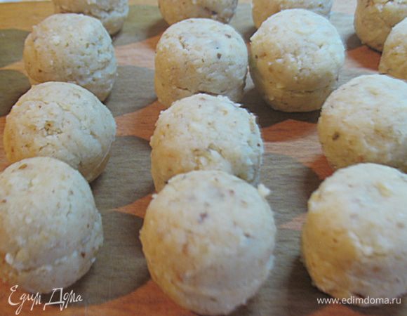 Полечившейся массы формируем шарики диаметром 2,5 – 3 см. В каждый шарик воткнуть палочку и положить в холодильник на 20 минут.  