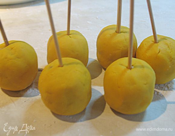 Приготовить мастику. Обернуть каждый шарик мастикой, тонко раскатанной.  