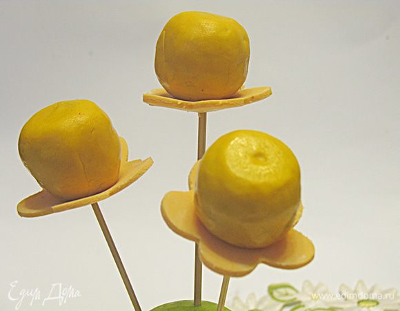 Дальше украшаем по желанию, айсингом, глазурью. Я захотела сделать в виде цветочков. 
Помещаем в холодильник для остывания.
