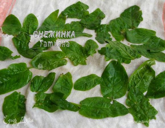 Подготавливаем шпинат. По необходимости промываем его. Затем кладём в дуршлаг и поливаем кипятком, чтобы он стал мягким. Сразу же обдаём холодной водой. Теперь аккуратно отделяем каждый листик и раскладываем на полотенце, чтобы убрать лишнюю влагу.